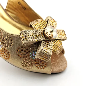2021 Нов Прием на Летните Нигерийски Обувки На Нисък Ток Италиански Дизайн Тясна Ивица Стил Вечерни Дамски Обувки и Чанта Златист Цвят